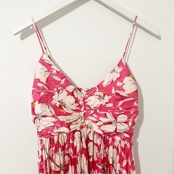 NEW ASTR The Label Maeve Printed Pleated Midi Dress Pink Floral Small S - Picture 3 of 7